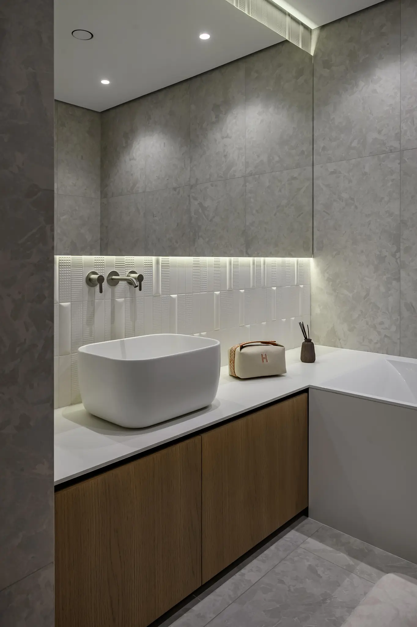 Biscuit et Solo — An Elegant Bathroom